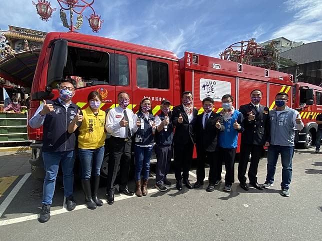 新竹市百年古剎竹蓮寺25日捐贈造價780萬元的新款「單艙雙排式水箱消防車」給新竹市消防局，由陳章賢代理市長代表受贈。(記者曾芳蘭攝)