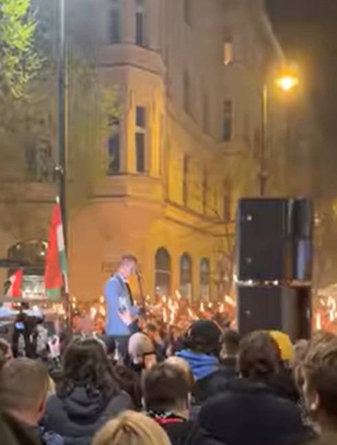 憤怒的匈牙利民眾舉火把在布達佩斯示威 圖：翻攝自馬扎爾的臉書
