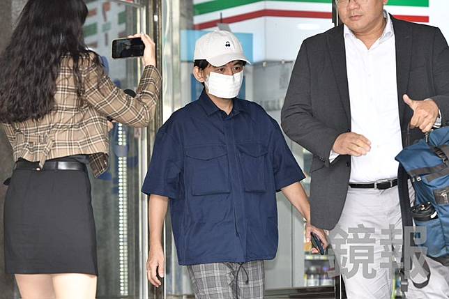 黃子佼親口認了待業無收入，已離婚。李智為攝
