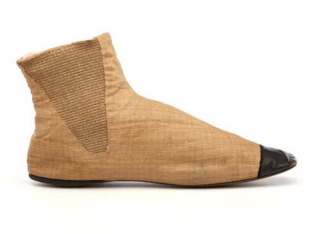 源於 1840 年英國 CHELSEA BOOTS 最早出現於十九世紀初的英國，是鞋匠 JOSEPH SPARKES HALL 為了維多利亞皇后設計出來，名為 ELASTIC ANKLE BOOT，專利登記於1840年；據 SPARKES HALL 所說，皇后當年頻繁地穿這款短靴，他多年後仍持續地為她造這款鞋；這靴款同時間也流入民間，更獲得社會各階層的喜愛。