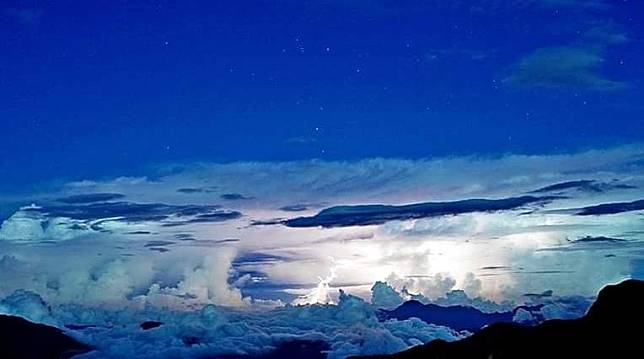 氣象局玉山北峰氣象站謝姓觀測員拍下天空積雨雲形如鐵砧，並伴隨閃電的景象，令人驚嘆天氣雲彩變化之奧妙。(謝姓民眾提供)