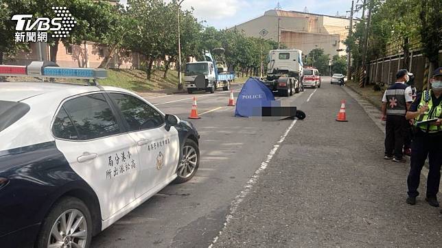 高雄市小港區發生一起死亡車禍。（圖／TVBS）