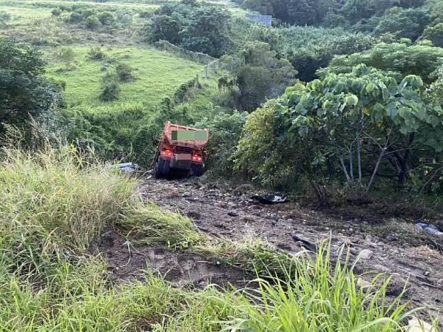 ▲國道3號北上台中清水段171.7K路段處，今（25）日凌晨3點多發生一起車禍意外，一輛砂石車自撞護欄，衝落路旁邊坡，幸好駕駛僅受輕傷。（圖／翻攝畫面）