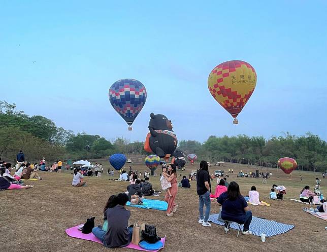 西拉雅森活節登場，熱氣球在西拉雅草原緩緩升空。（記者黃文記攝）