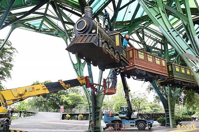 宜蘭火車站前丟丟噹廣場的幾米飛天小火車，每逢颱風就必須降下，未來將製作具有抗颱能力新小火車重新升空。(記者蔡昀容攝)