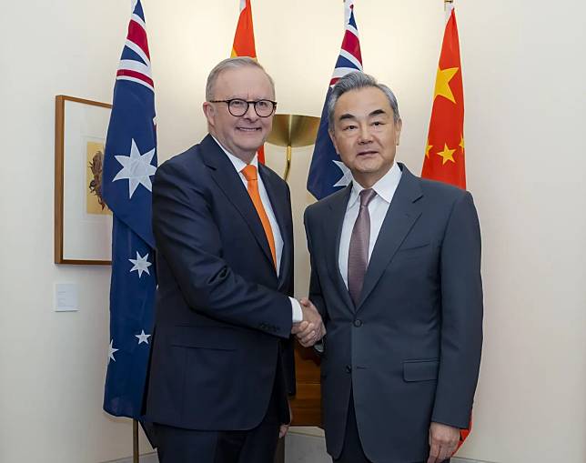 澳洲總理艾班尼斯在坎培拉會見到訪的大陸外交部長王毅（圖／新華社）