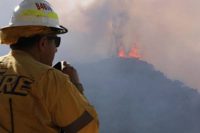 A firefighter observes the wildfire on top of a hill in Mandeville Canyon in Los Angeles, California, the United States, on Jan. 11, 2025. (Photo by Qiu Chen/Xinhua)