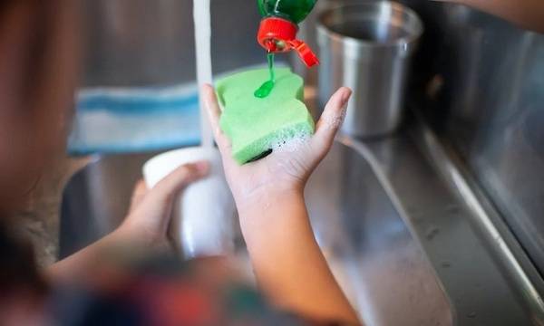 廚房海綿比馬桶蓋髒20萬倍　恐怖細菌可能讓你癱瘓，6種情況該丟棄
