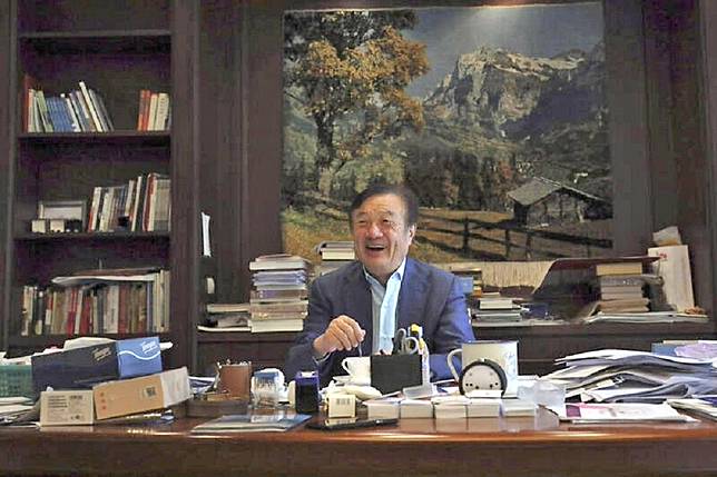 人民日報10日刊登華為創辦人任正非專訪，針對美國商務部警告華為昇騰AI晶片一事，任正非表示：「華為還沒有這麼厲害，我們單晶片還是落後美國一代。」（資料照片／美聯社）