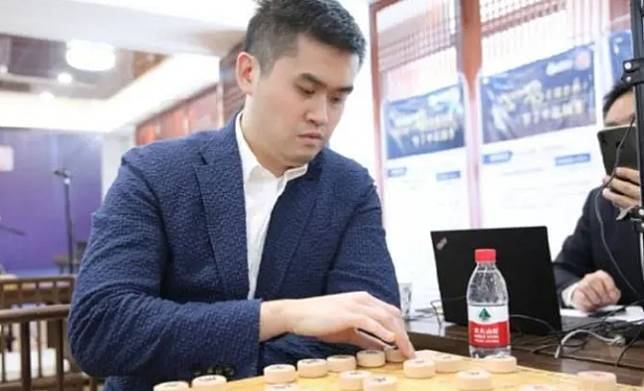 中國象棋界日前爆發「錄音門」醜聞事件，多位全國冠軍級的特級象棋大師先後遭到懲處。有網友發現，近幾十年來的象棋全國冠軍，幾乎都已經被捲入錄音門醜聞之中遭到禁賽。圖為錄音門事件起源的王天一選手。 圖 : 翻攝自全景體育