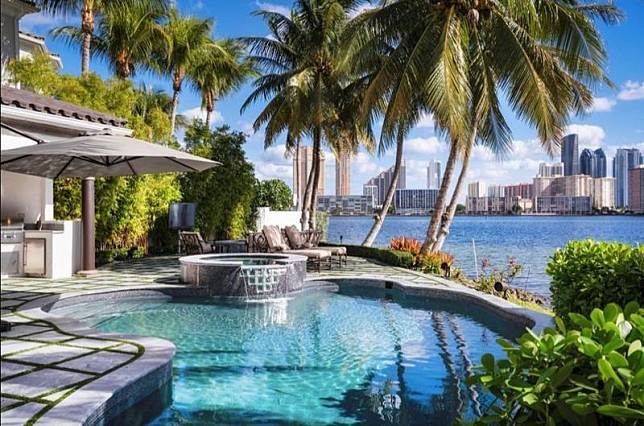 擁有邁阿密海灣無敵視野的泳池，DJ卡利在這舉辦許多派對。（翻攝自Sotheby’s International Reality官網）