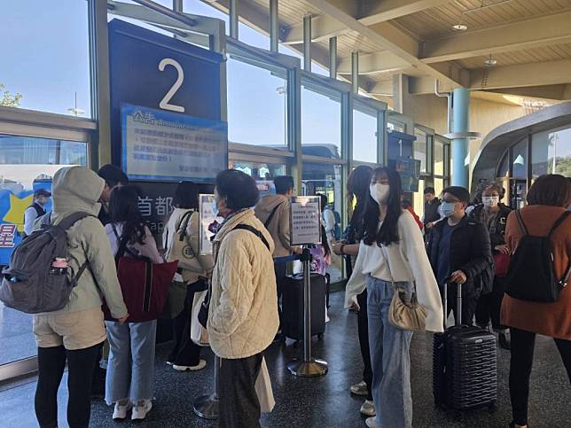 宜蘭轉運站北返人潮滿滿，噶瑪蘭客運預計還要加開一百五十以上班次。（記者張正量攝）