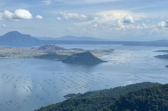 菲律賓的塔爾火山位於大馬尼拉地區以南約50公里的 湖泊當中，號稱全球最小的活火山，鄰近的山城大雅 台市是絕佳觀景地點。圖中較低矮者為主要噴發的火 山口。 中央社記者林行健大雅台攝 113年10月3日