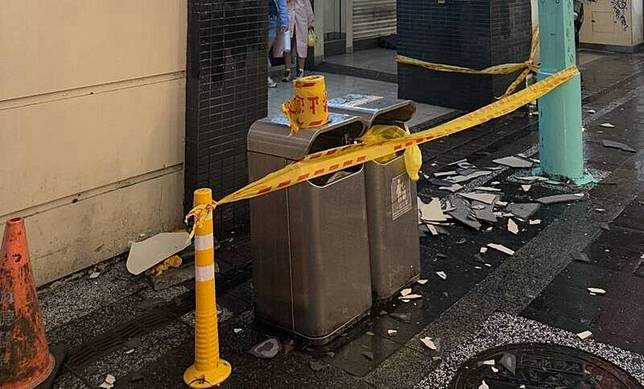 西門町大樓磁磚突剝落，造成10多歲少年頭部受傷送醫(記者劉慶侯翻攝)