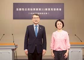 核三延役公投意見發表會第二場，正方代表翁曉玲（右）與反方代表林子倫（左）。中選會提供