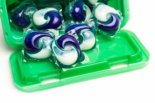 廣東一名1歲男童日前誤將洗衣膠囊當作糖果吞食。