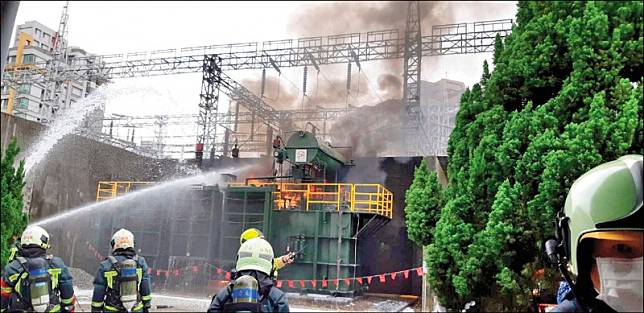 台北萬隆變電所昨發生設備故障起火，雖未釀人員傷亡，仍導致雙北30.5萬戶停電。(圖：台北市政府提供)