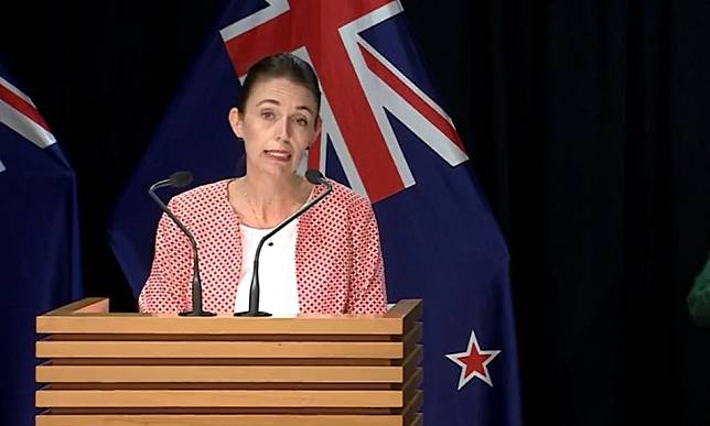 紐西蘭總理阿爾登說，紐西蘭將根據其COVID-19保護架構進入紅色等級，藉由更多的戴口罩規定、社交距離、以及接待場所的室內客人上限100人，來試圖延緩Omicron變異株進一步擴散。(圖取自阿爾登臉書)