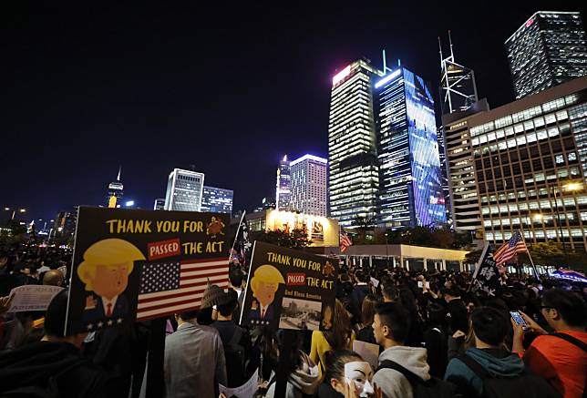 ▲簽署《香港人權與民主法案》讓美中關係再度緊張。圖為香港示威民眾於感恩節集會，感謝美國國會和川普通過法案。（圖／美聯社／達志影像）