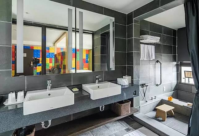 飯店內即可將蘇澳港美景一覽無遺，一邊泡湯一邊享受美景(圖片提供/Ｈotels.com)