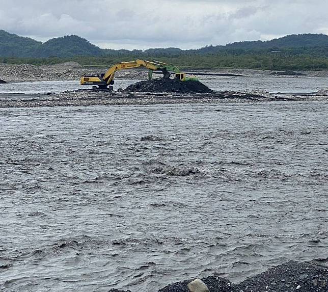 荖濃溪水暴漲，六龜大津橋附近沙洲傳2民眾受困，高屏消防聯手救援中。讀者提供