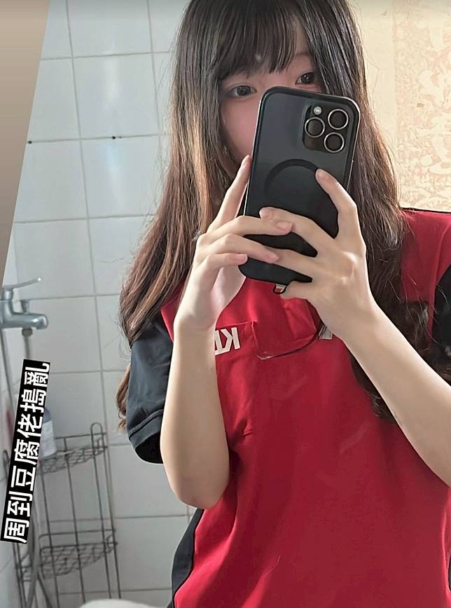 穿著九巴制服自拍。