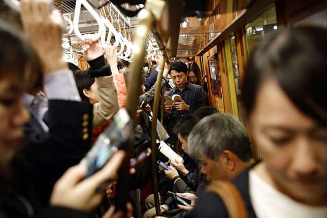 日本電車癡漢騷擾問題嚴重。（美聯社）