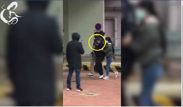 香港理工大學校園電台記者直擊，9日上午大三罷黎明行動中，有黑衣女子（圓圈處）被捕。   圖：翻攝自理大校園電台臉書
