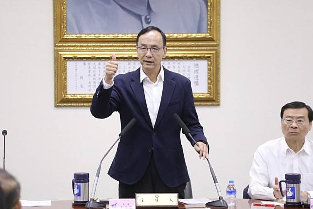 國民黨主席朱立倫一日於中常會表示，第一次台灣的民主政治有完全不同獨立的政黨之間在大選當中合作。（國民黨提供）