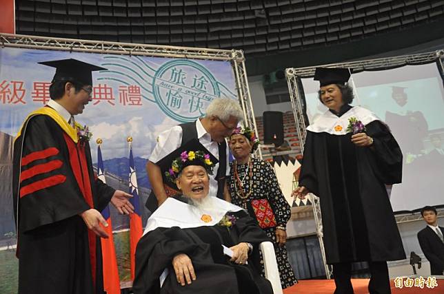 阿美族傳奇人物黃貴潮於2014年受台東大學頒贈榮譽博士學位的畫面。(資料照，記者黃明堂攝)