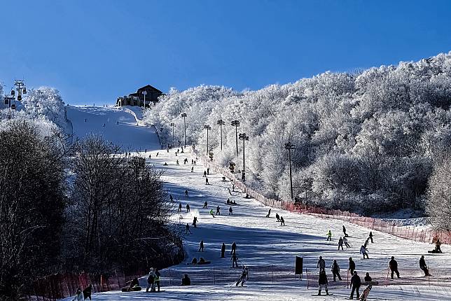 This photo taken on Nov. 25, 2023 shows people enjoying winter sports at Lake Songhua Resort in Jilin City, northeast China's Jilin Province. (Xinhua/Xu Chang)