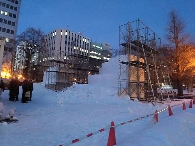 北海道近日出現異於往年的暖冬，札幌的雪雕製作因為雪雕表面融化而喊暫停。翻攝X@marutake39