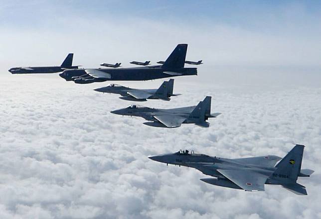 美國空軍B-52H戰略轟炸機與護航戰機。(資料照片) 圖：翻攝@JASDF_PAO推特