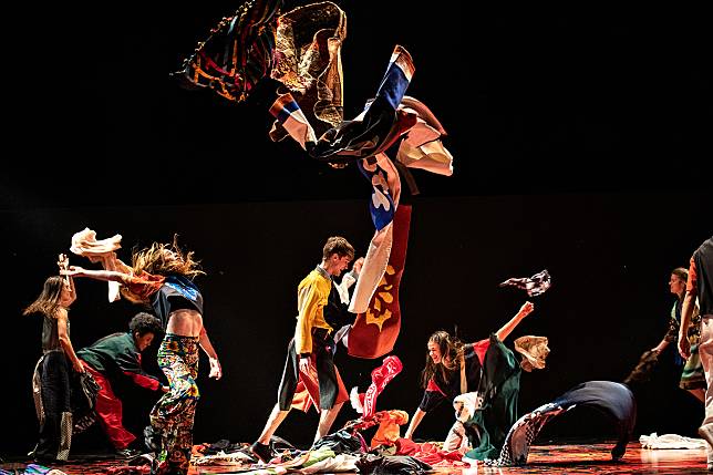 舞蹈空間則與海德堡舞蹈劇場合作，呈現由編舞家伊凡・沛瑞茲(Iván Pérez)以史特拉汶斯及的〈火鳥〉與〈春之祭〉著名音樂所帶來的全新詮釋《火鳥・春之祭－異的力量》。(國家兩廳院提供、攝影：©Susann)