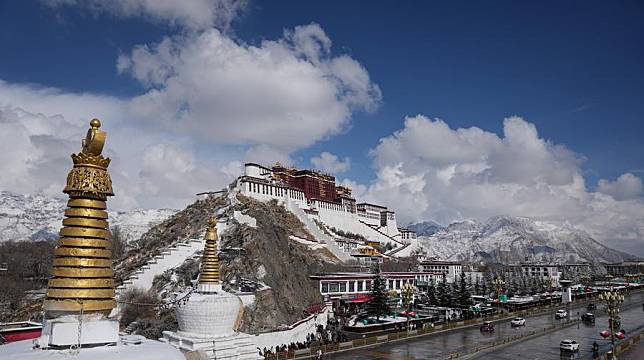 The Potala Palace is seen in Lhasa, southwest China's Xizang Autonomous Region, Jan. 18, 2024. (Xinhua/Jigme Dorje)