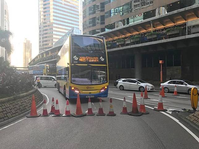 示威者自行用雪糕筒架設路障阻礙車輛駛過(商台新聞 雷子健攝)