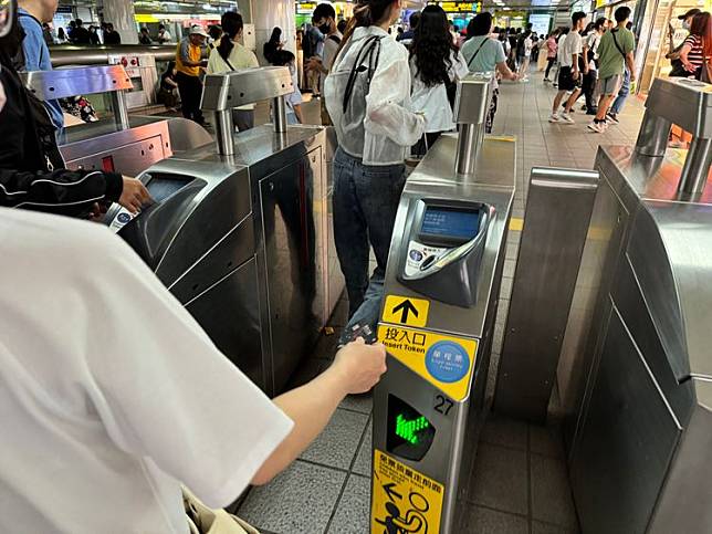 台北捷運正在更新閘門，未來能使用多元行動支付進出站。資料照片