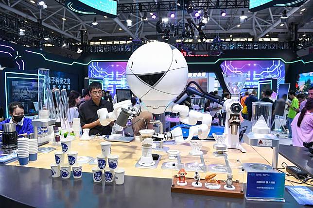 A robot makes coffee at a booth at the 26th China High-Tech Fair (CHTF) in Shenzhen, south China's Guangdong Province, Nov. 14, 2024. A variety of robots and products of related industries are exhibited at the event, attracting lots of attention. (Xinhua/Mao Siqian)