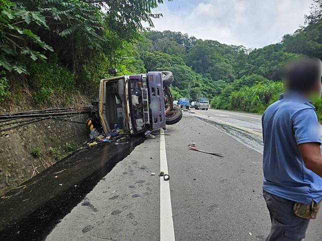 混凝土車翻覆撞山壁2人送醫，不料救護車送醫途中又發生車禍。（圖：警方提供）