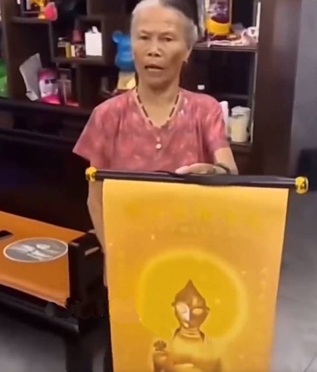孫女偷偷地把觀音菩薩畫像換成「鹹蛋超人」的海報。