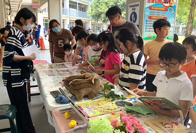 高市前鎮圖書館攜手樂群國小母親節趣味闖關共創歡樂書香校園。（記者王正平攝）