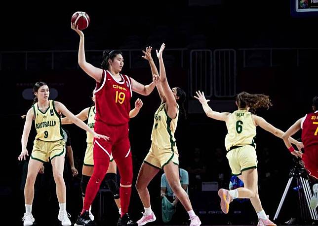 中國女籃17歲新星張子宇遭澳洲隊嚴防。(圖片取自FIBA官網)