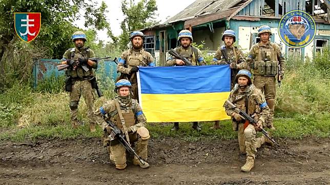  烏國第35海軍步兵獨立旅官兵，手持國旗，宣示收復頓內茨克州的史托羅熱夫村。（達志影像／路透社）