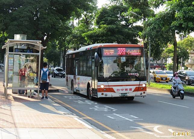 台中客運爆出女大生下車被夾頸的離譜事件。示意圖，非出事車輛。(資料照)