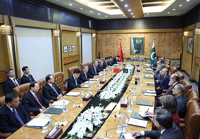 Chinese Premier Li Qiang holds talks with Pakistani President Asif Ali Zardari in Islamabad, Pakistan, Oct. 15, 2024. (Xinhua/Ding Haitao)