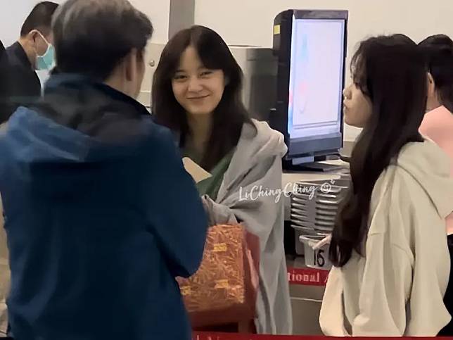 韓國女星金世正在機場遭網友野生捕獲，金世正拿「臺南400」提袋超吸睛（圖／台南市政府提供）