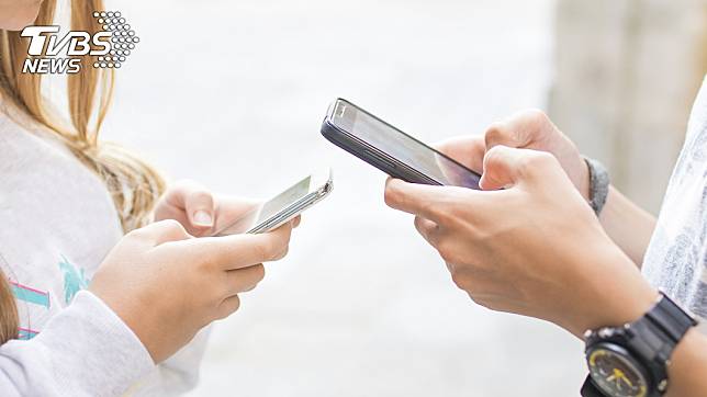 許多國中生對愛情十分嚮往。（示意圖，與當事人無關／shutterstock達志影像）