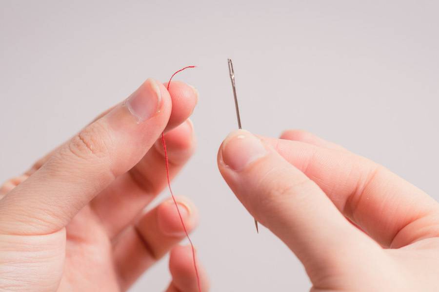 用針線縫衣服時，無法順利將線頭穿過針孔怎麼辦？網友分享1簡單方法 | 愛料理生活誌 | LINE TODAY