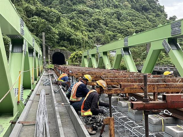 臺鐵北迴線「西小清水溪橋」重建進度超前，預計12月21日可恢復和仁＝崇德間雙向通車。（交通部提供）