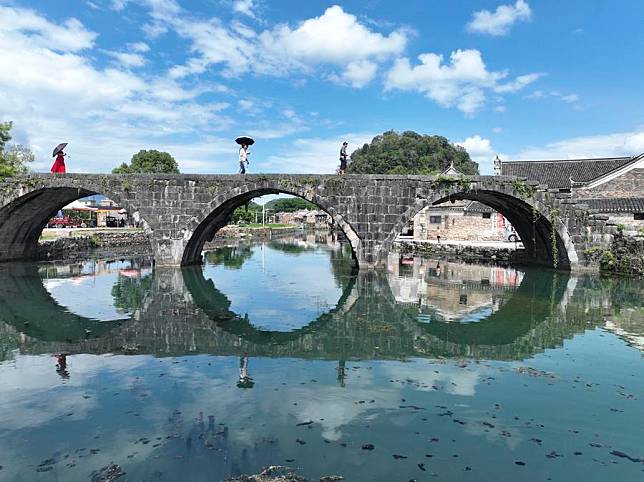 A drone photo shows tourists visiting Shanggantang Village in Jiangyong County, central China's Hunan Province, Sept. 16, 2024. (Photo by Jiang Keqing/Xinhua)